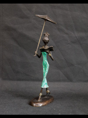 Woman reading with a umbrella (bronze)