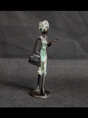  Woman reading (bronze)
