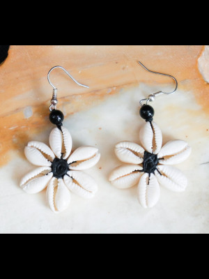 Earrings with cawries 