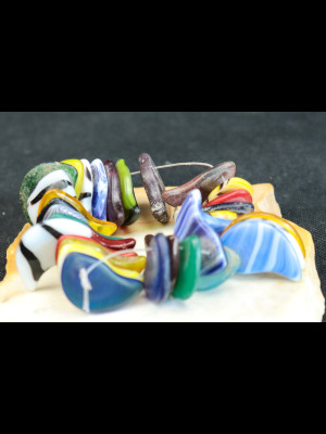 32 lion's claw trade beads (Bohemian wedding beads)