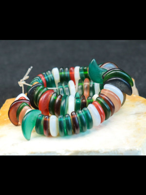 Strand of 53 lion's claw trade beads (Bohemian wedding beads)