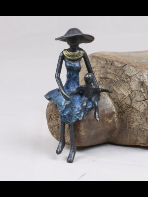 Seated woman with a child (bronze)