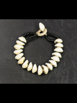 Bracelet in cowry shells