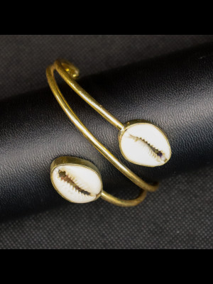 Bracelet brass ans cowrys 