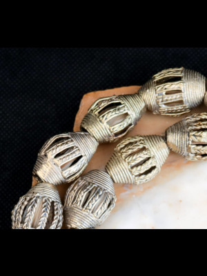 Strand of 19 brass beads