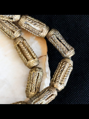 Strand of 19 brass beads