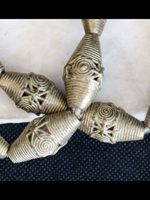 Strand of 19 brass beads