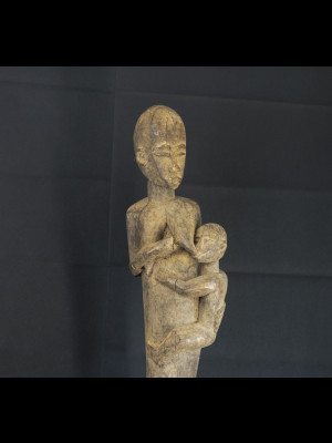 Lobi maternity figure